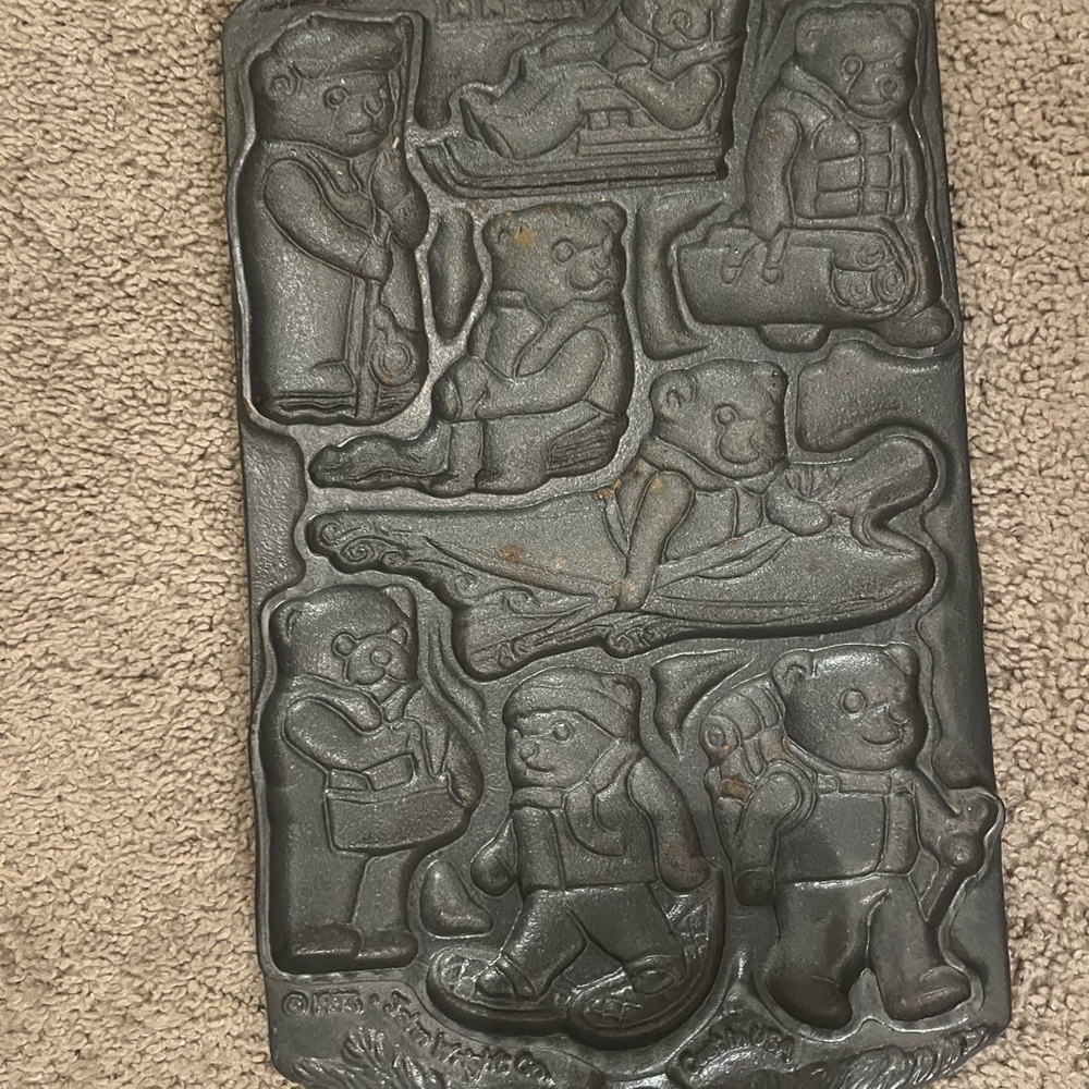 Vintage Bear-Shaped Cast Iron Baking Mold